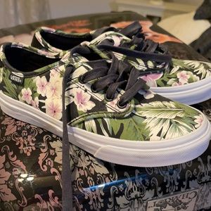 Size 7 vans tropical print sneaker. Like new
